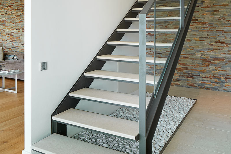 Una elegante escalera de hierro con peldaños cerámicos de 120 cm ...