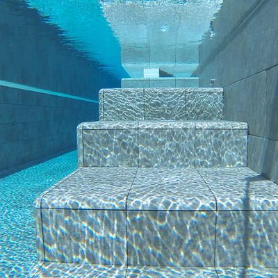 Escaliers de grès cérame immergé dans la piscine - Mistery Blue Stone