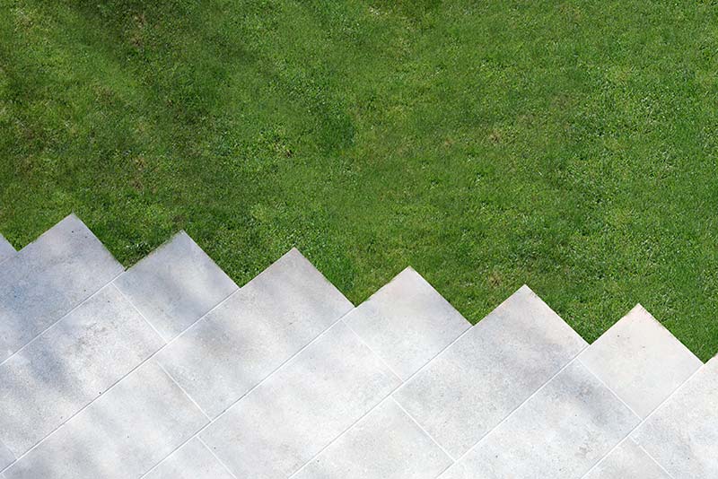 Morceaux de grès non coupés pour donner un effet visuel géométrique