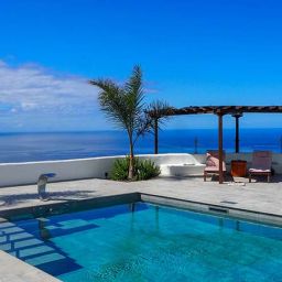 Piscina con pavimento contemporáneo en un entorno natural