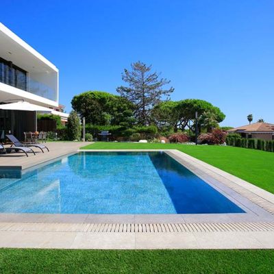 Contrastes de grès cérame dans la piscine: Mistery White & Blue Stone