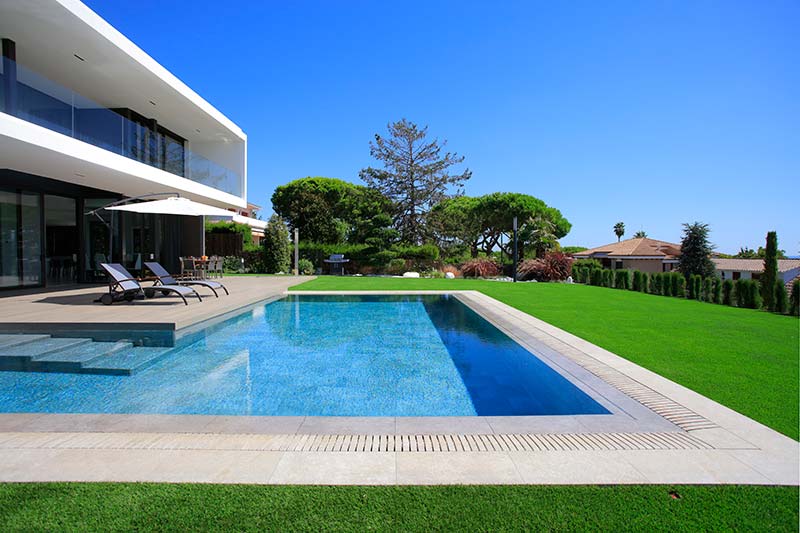 Contrastes de grès cérame dans la piscine: Mistery White & Blue Stone