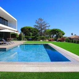 Contrastes de Gres Porcelánico en Piscina: Mistery White & Blue Stone