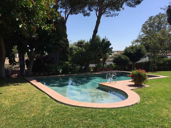 Une piscine avec deux collections de grès cérame: Serena Mix et Garden Rojo