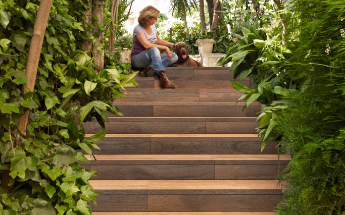 Escaleras y Zanquines en gres porcelánico imitación madera - Alma Forest