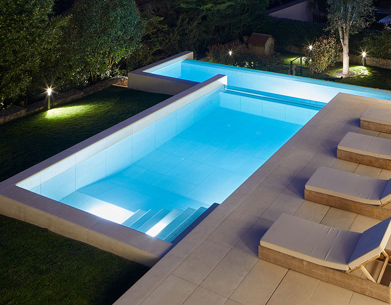 Color del agua de la piscina. Iluminación de noche - Mistery White