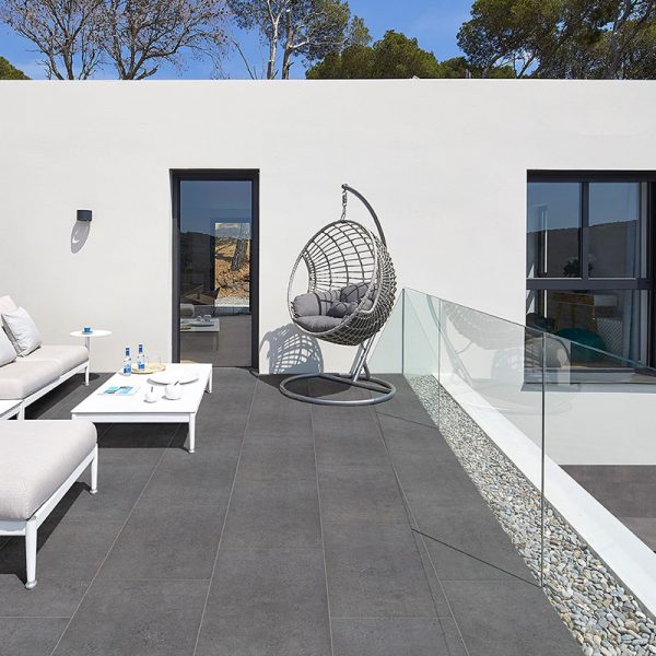 Terraza en gres porcelánico Iconic White by Rosa Gres