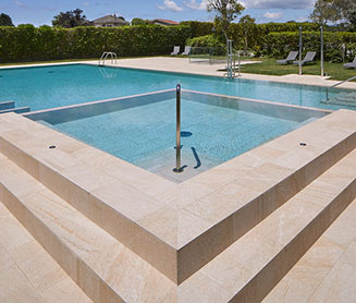 Soluciones y escaleras de gres porcelanico para piscinas - Spa