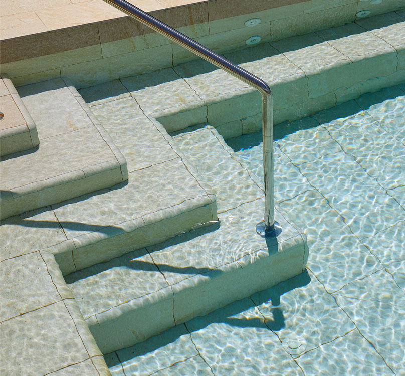 Soluciones y escaleras de gres porcelanico para piscinas - Escaleras Sumergidas