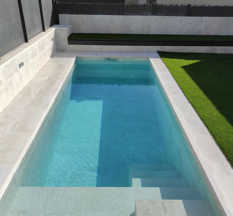 Porcelain stoneware solutions and stairs for swimming pools - Submerged Stairs
