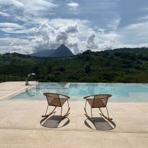 Sol en porcelaine pour piscines, extérieurs et intérieurs. Serena Ocra