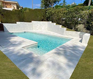 Piscina de Gres Porcelánico. Piezas de Acabado Especiales