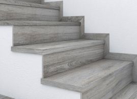 Escalera en gres porcelánico imitación madera. Colección Alma