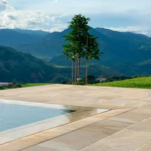 Sol en grès cérame pour extérieurs, piscines et intérieurs effet ardoise. Pietro Golden