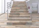 Escalera y zócalos en gres porcelánico imitación madera. Colección Stela