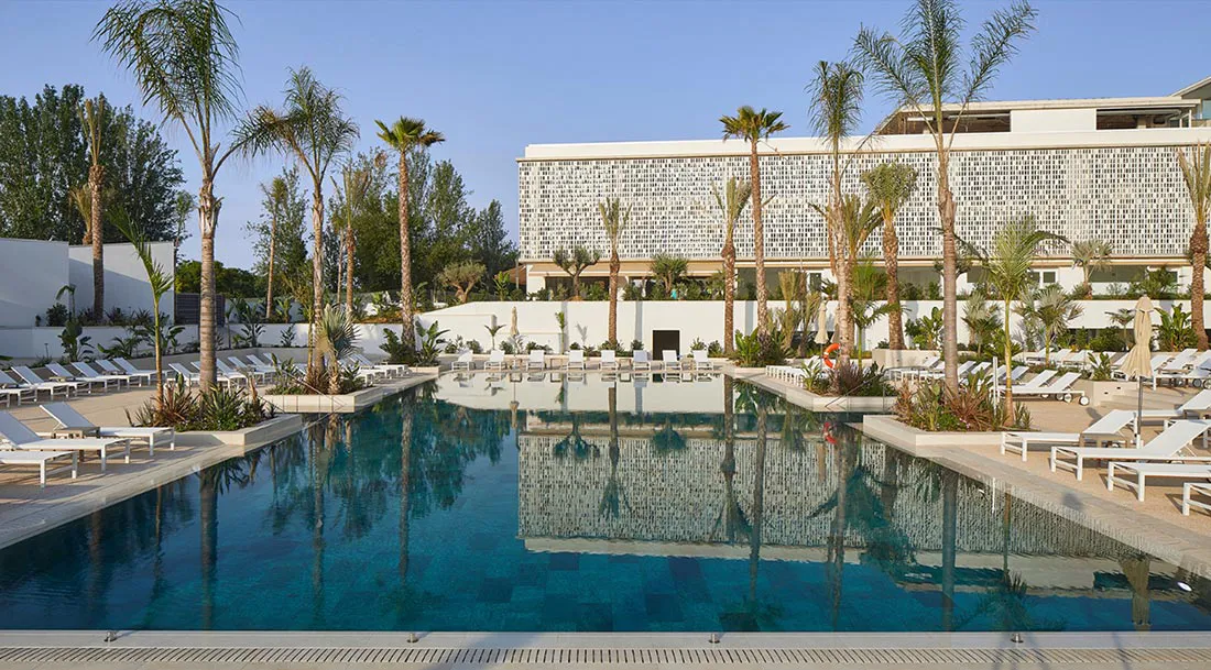 ATZAVARA HOTEL & SPA. Piscina interior y exterior cerámica Rosa Gres