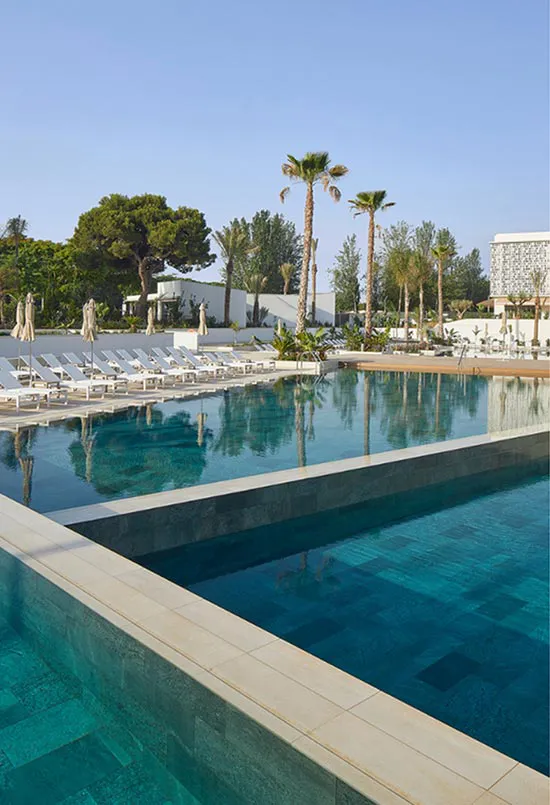 ATZAVARA HOTEL & SPA. Piscina interior y exterior cerámica Rosa Gres