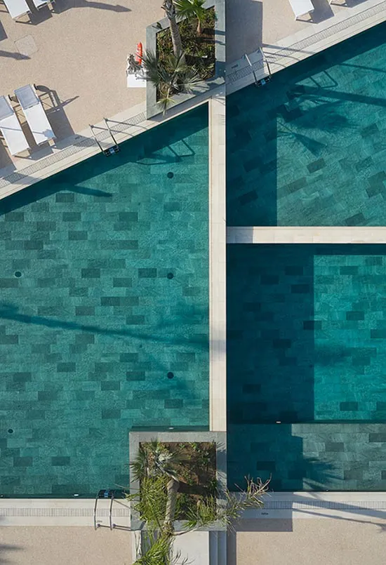 ATZAVARA HOTEL & SPA. Piscina interior y exterior cerámica Rosa Gres