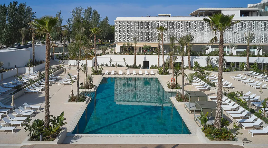 ATZAVARA HOTEL & SPA. Piscina interior y exterior cerámica Rosa Gres