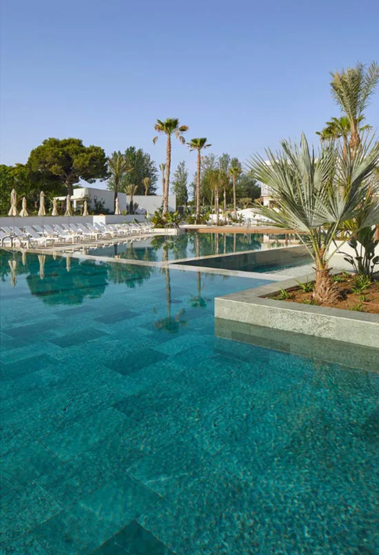 ATZAVARA HOTEL & SPA. Piscina interior y exterior cerámica Rosa Gres