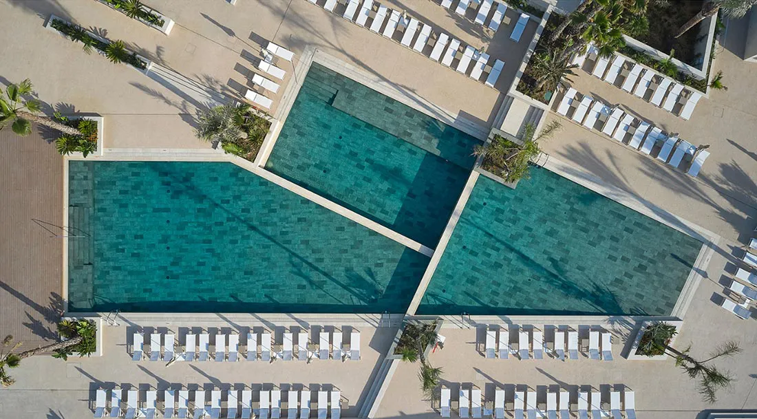 ATZAVARA HOTEL & SPA. Piscina interior y exterior cerámica Rosa Gres