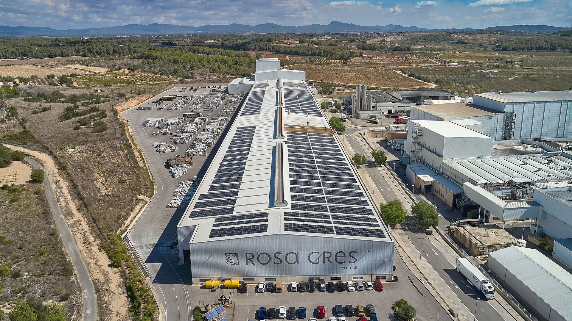rosa-gres-fabrica-vallmoll-amb-plaques Gres Porcelánico. Fábrica de Vall Moll con placas solares