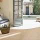Interior y exterior con gres porcelánico Cuore Rosso