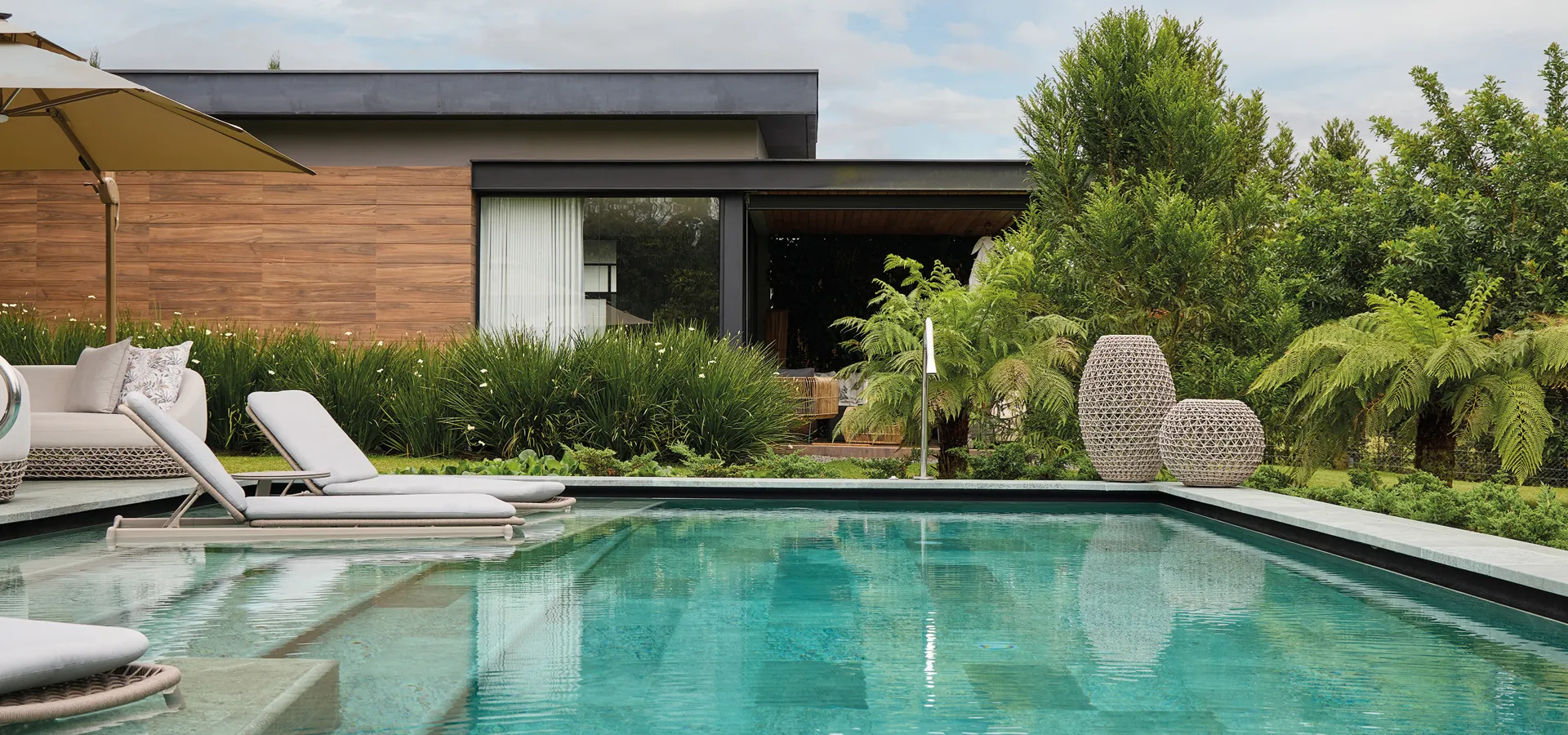 Piscina y escalones en gres porcelánico Rosa Gres. Colección Cuore Verde