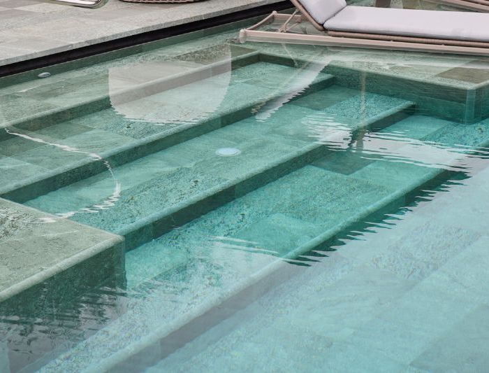 Proyectos reales con baldosas porcelánicas para piscinas