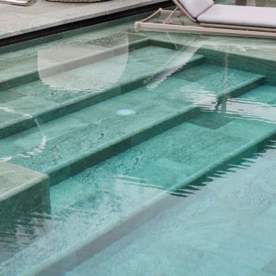 Proyectos reales con baldosas porcelánicas para piscinas