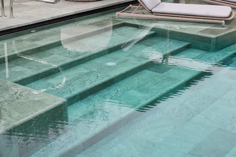 Proyectos reales con baldosas porcelánicas para piscinas
