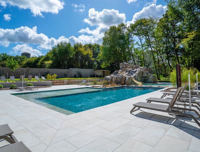 gres porcelánico antideslizante para piscinas públicas