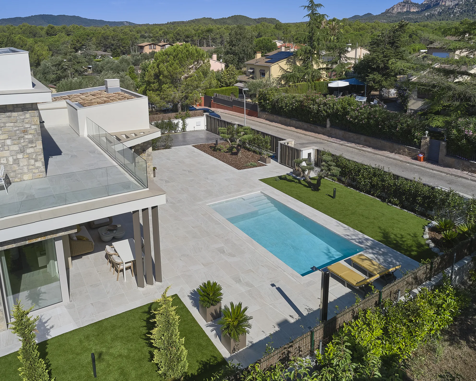 rosa-gres-arquitecto-ef-casa-collbato-10 Piscina en gres porcelánico Rosa Gres en residencia privada en Collbató. Eva Fernández. Arquitecto