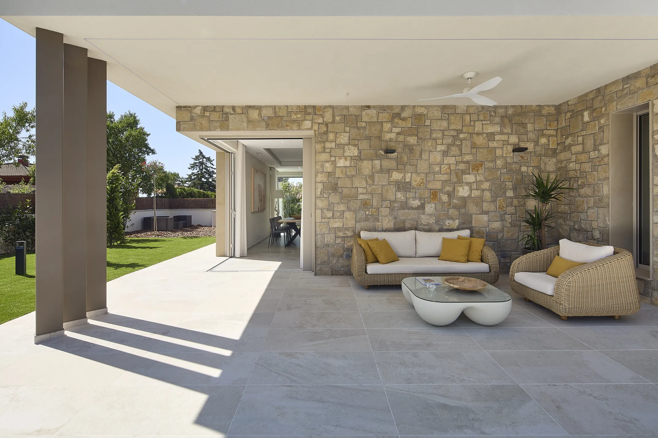 rosa-gres-arquitecto-ef-casa-collbato-11 Terraza en Gres porcelánico Rosa Gres. Residencia privada en Collbató. Eva Fernández. Arquitecto