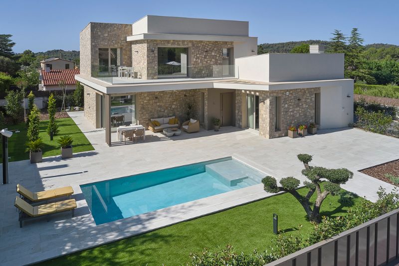 ideas de terrazas modernas con baldosas porcelánicas