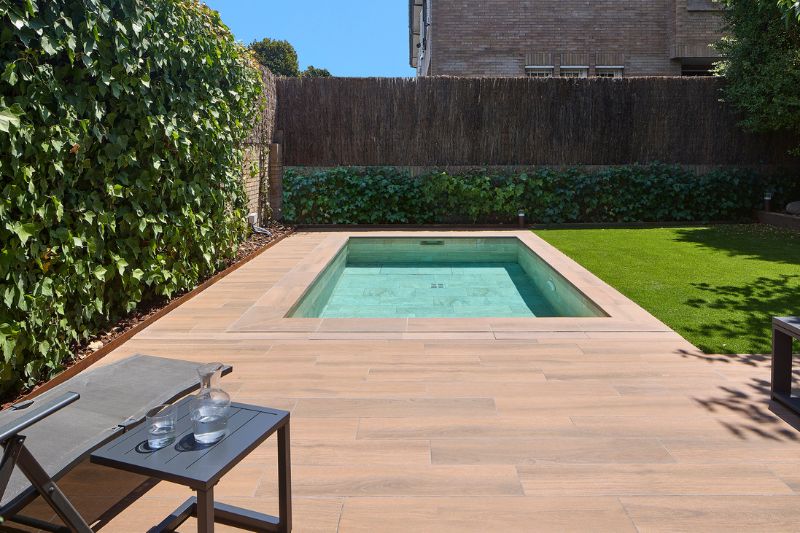 terraza con gres porcelánico imitación madera