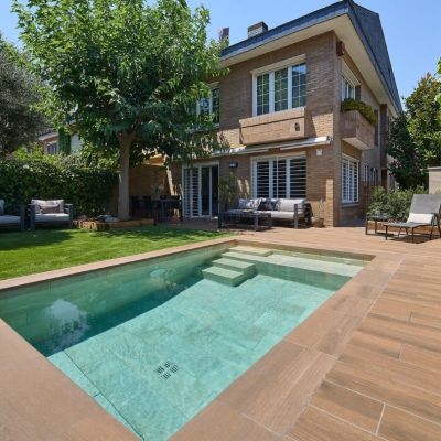 Piscina pequeña con diseño en gres porcelánico, entorno coherente entre vaso, borde y pavimento exterior
